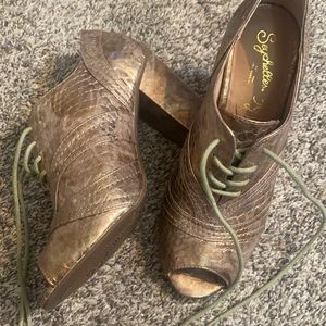 Size 7.5 Seychelles peep toe gold snakeskin bootie